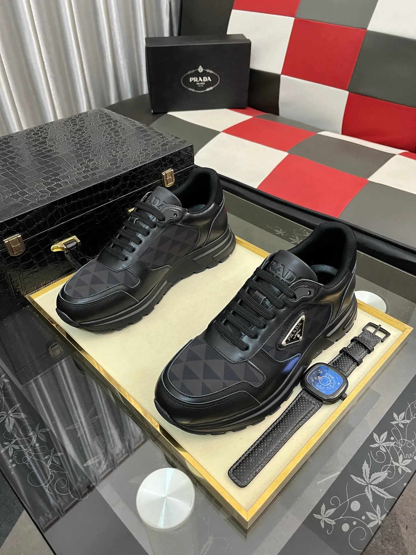 Men's men's shoes 💰420⌚️⌚️ Prada/Prada Men's new casual shoes, this sports shoe is made of imported calfskin upper with breathable mesh and breathable mesh lining. The foot pads are made of sheepskin, and the outsole is made of non-slip sports exclusive rubber outsole with logo. It feels good on the feet and is a fashionable item! Size: 38-442️⃣Colors available